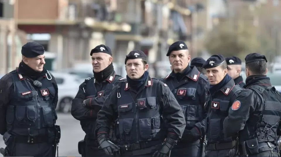 Italian police arrested 33 people, including seven Chinese nationals, in Rome and in other six Italian towns on charges of organised criminal conspiracy for drug trafficking and money laundering.
