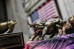 All three major US stock indexes notched up their fourth consecutive daily gains.