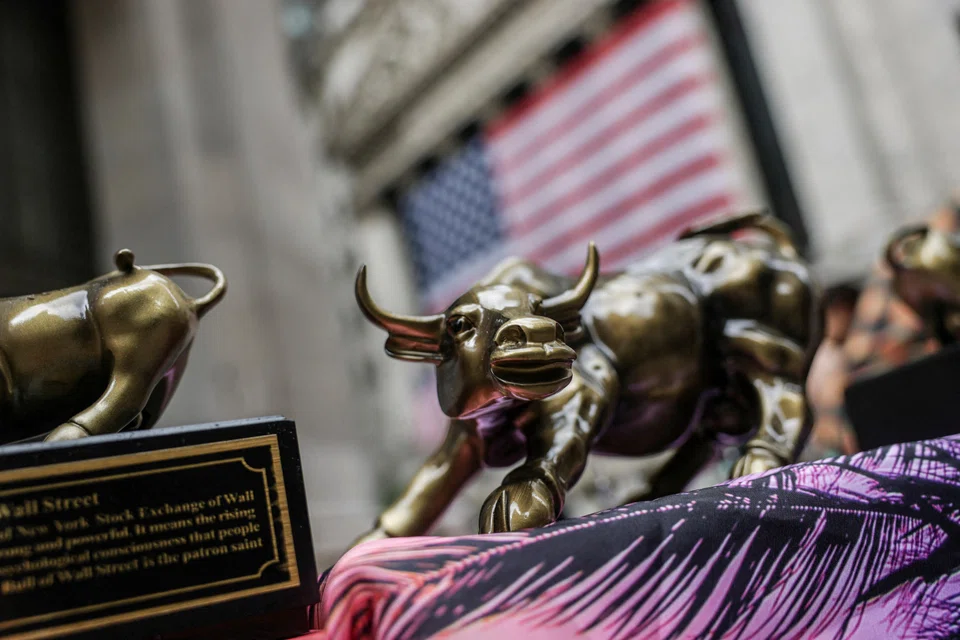 All three major US stock indexes notched up their fourth consecutive daily gains.