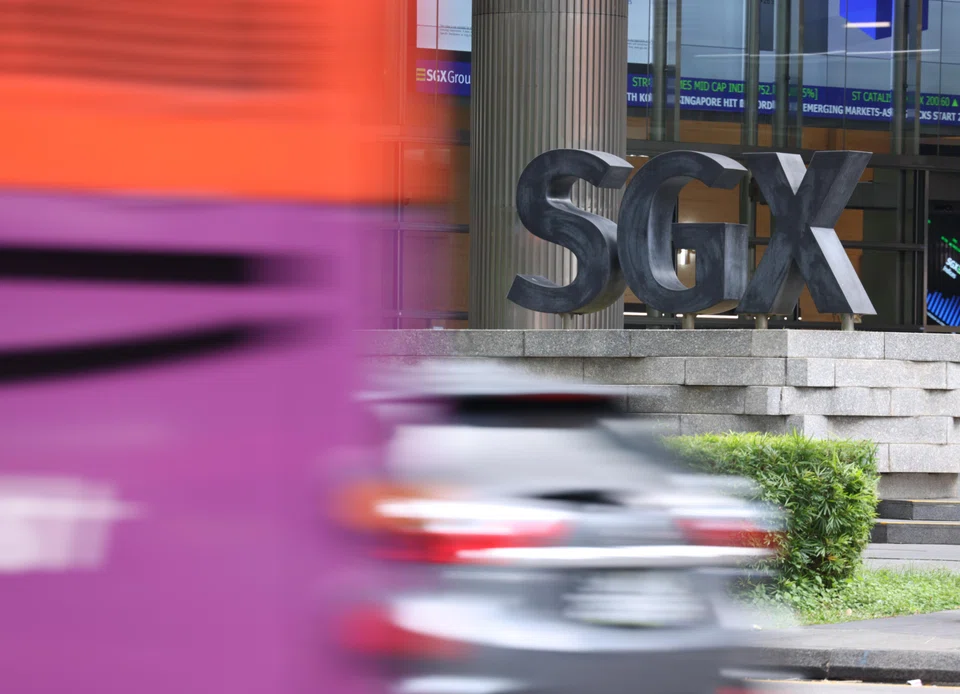 Advancers outnumber decliners 388 to 218 for the day, with 1.5 billion shares worth S$1.5 billion changing hands.