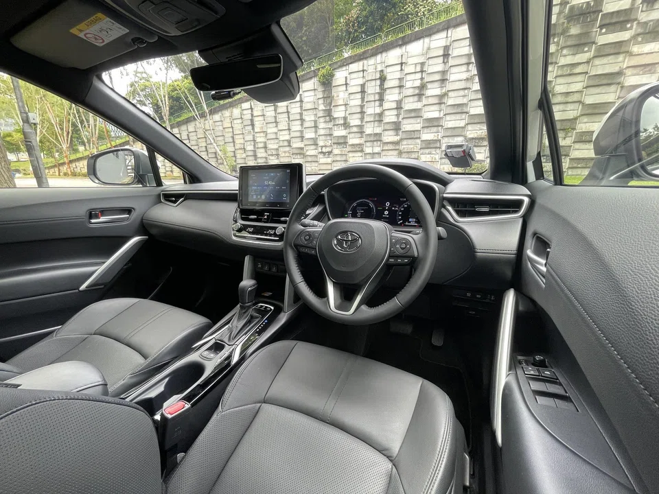 Slip behind the wheel and after a bit of playing around with the buttons on the steering wheel or jabbing at the 8-inch touchscreen, you pretty much feel like you’ve nailed the controls.



