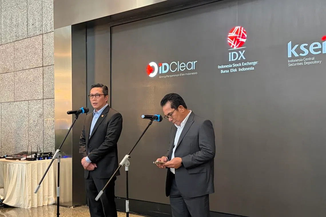Jeffrey Hendrik, interim president director of IDX (left), says a draft regulation to raise Indonesia's minimum public float to 15% has gone through an internal review and a public consultation process.