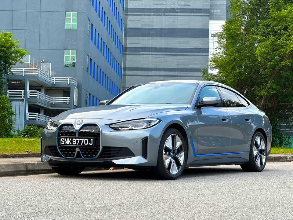 The i4 eDrive35's exemplary fluidity is paired with supple ride quality.