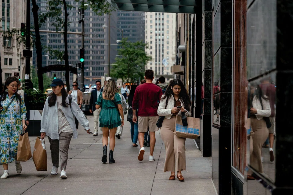 Shoppers along the Magnificent Mile shopping district in Chicago, Illinois, US; Aug. 15, 2023.  In Q1  of 2023, US retail mall nominal cap rates grew 15 bps.