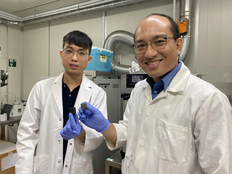 Assistant professor Lai Changquan (right) and research engineer Lim Guo Yao, both from Nanyang Technological University’s School of Mechanical and Aerospace Engineering, present the anodes created using their technique.