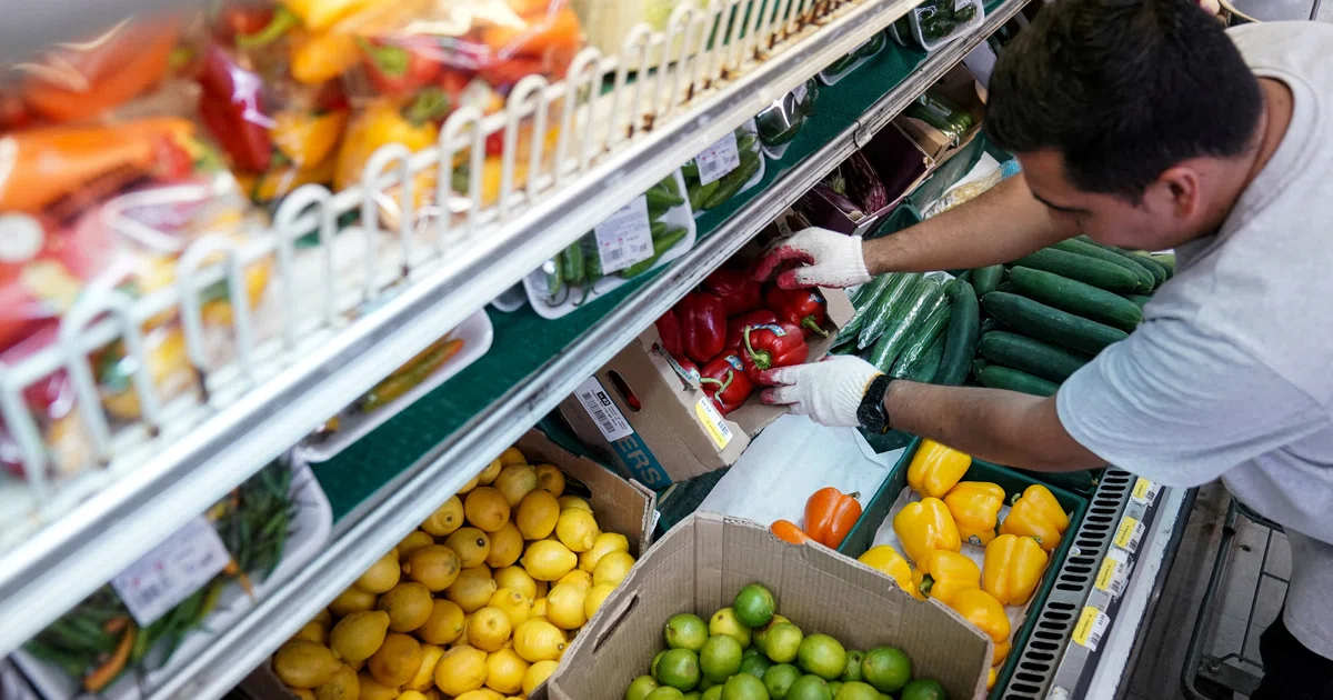 US service sector activity accelerates to 1½-year high; employment ...