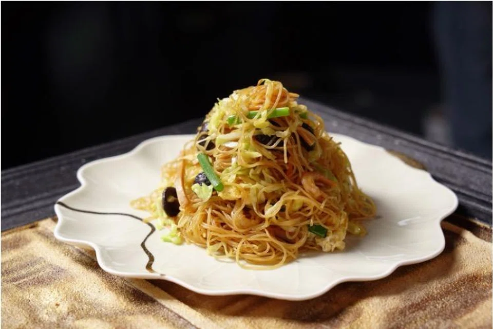 Stir-fried noodles with vegetables.