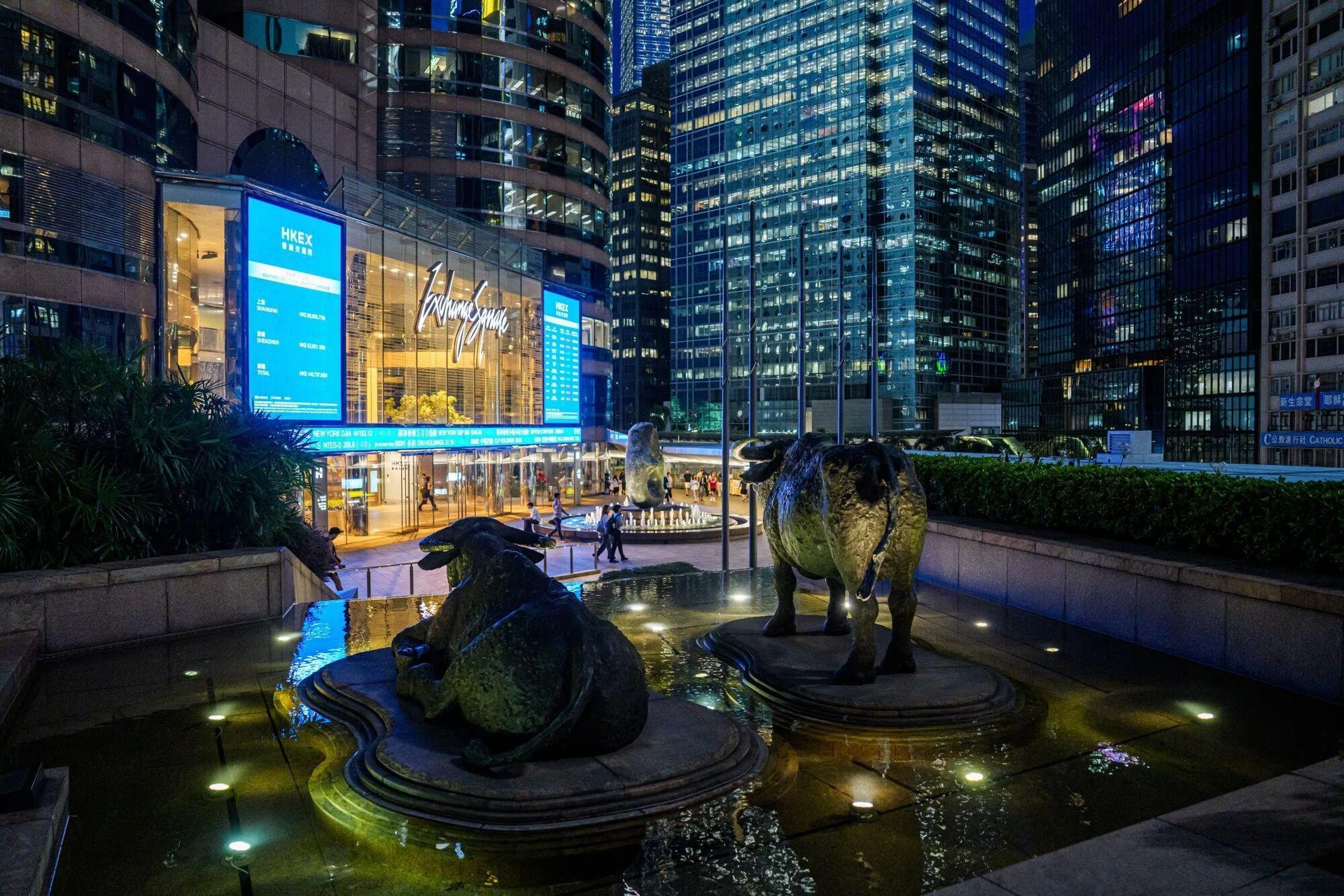 Asian stocks dip at open as investors monitor US-Iran talks