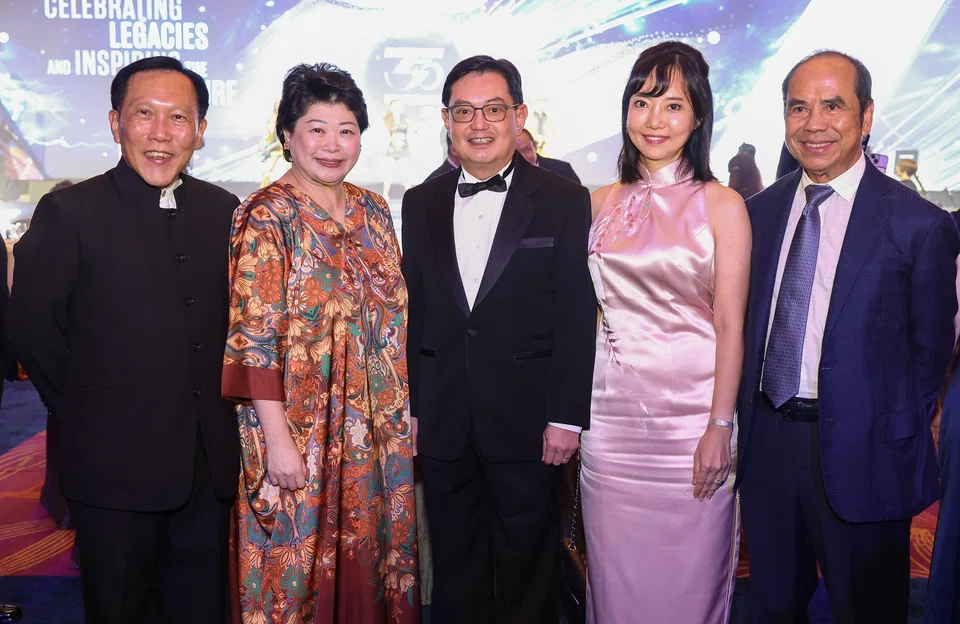 E50 Association past and present
presidents, with the guest of honour. 
From left: Andy Lim, chairman, Tembusu Partners, past
president; Susan Chong, CEO of
Greenpac, immediate past president; DPM Heng Swee Keat; Yeah Lee Ching, chief marketing officer and
executive director, ValueMax, current
president; and Sam Goi, of Tee Yih Jia, past president.
