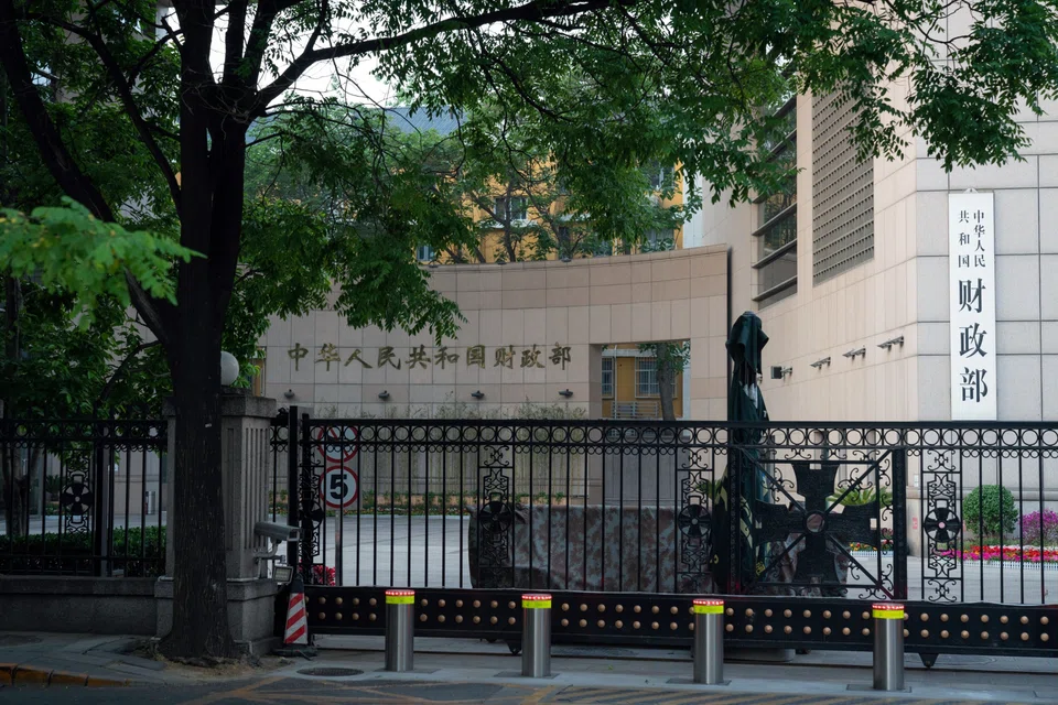 The Ministry of Finance will auction 7.5 billion yuan (S$1.5 billion) of the central government bonds across 2, 3 and 5-year maturities on Wednesday, the first of 4 batches totaling 23 billion yuan planned for this year in Hong Kong, denominated in the offshore currency. 