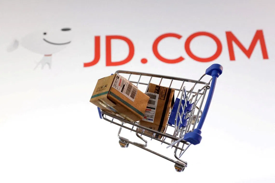 In just a few months, JD, China’s largest online retailer by revenue, amassed 25 million daily takeout orders across 350 cities, capturing more than half the volume of Alibaba Group Holding’s Ele.me, the runner-up to market leader Meituan. 