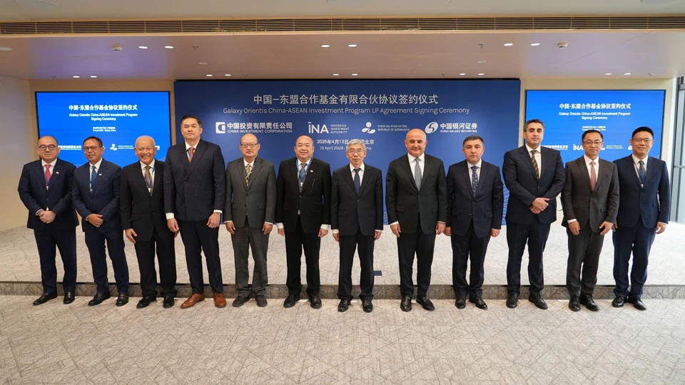 Senior executives of the participating institutions at the signing ceremony include Eddy Porwanto, acting CEO of INA (sixth from left), Zhang Qingsong, chairman and CEO of CIC (seventh from left), Israfil Mammadov, CEO of State Oil Fund of the Republic of Azerbaijan (eighth from left) and Wu Peng, chairman of CGS International Securities (extreme right).