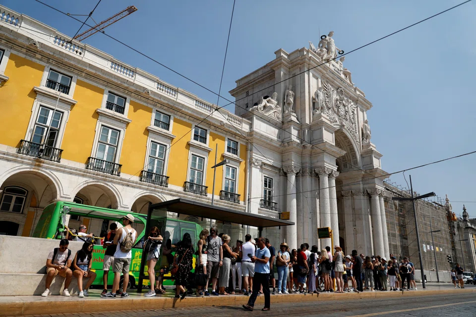 The plan, to be introduced for a three-month trial period on Apr 26, will see cars barred from driving through (but not from driving to) the heart of Lisbon’s downtown. 