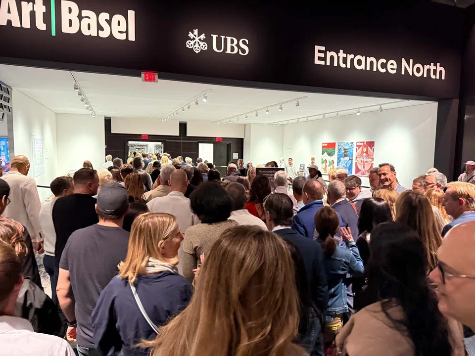 As hordes of collectors seeped through security into the fair’s aisles throughout the day, it seemed a similarly acquisitive sentiment-not seen in the art market for almost two years back.