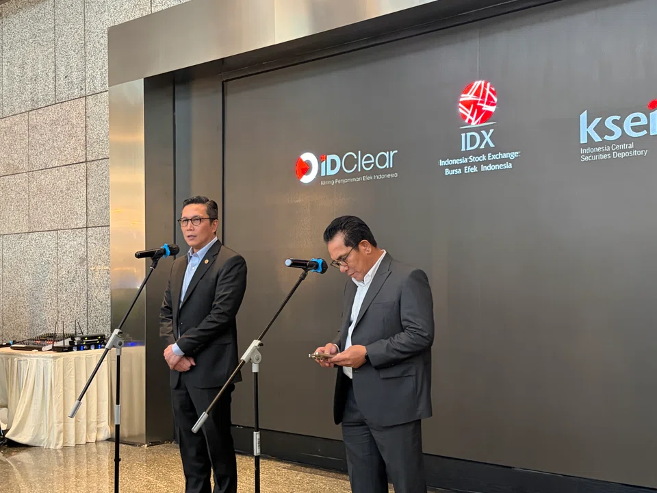 Jeffrey Hendrik, interim president director of IDX (left), says a draft regulation to raise Indonesia's minimum public float to 15% has gone through an internal review and a public consultation process. Samsul Hidayat, president director, Indonesia Central Securities Depository, is at right.