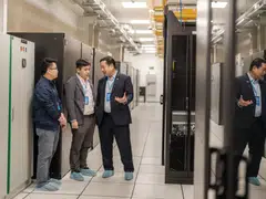 Truong Gia Binh (right) is confident that, over the long term, the company can maintain an annual revenue growth rate of approximately 20%.