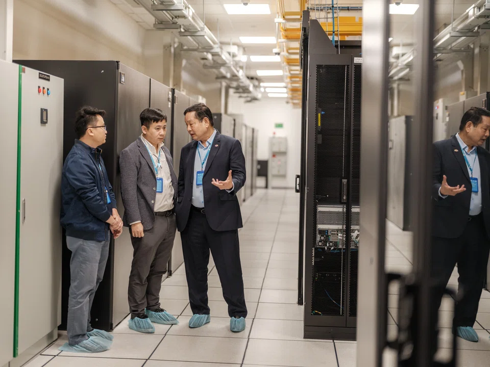 Truong Gia Binh (right) is confident that, over the long term, the company can maintain an annual revenue growth rate of approximately 20%.