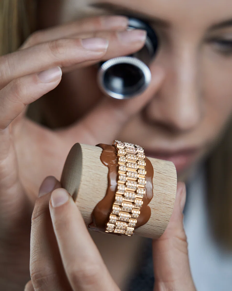 Quality control after setting diamonds into the bracelet of the Lady-Datejust. 