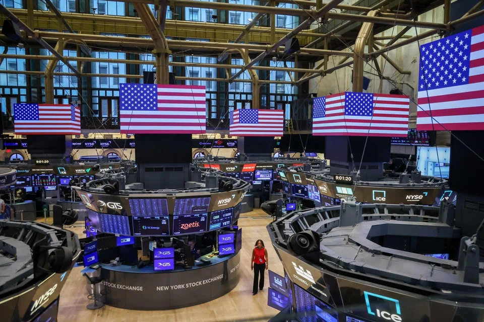 Traders work on the floor of the New York Stock Exchange (NYSE) in New York, US, on Monday, Sept. 22, 2025. Wall Street traders left stocks hovering near all-time highs amid calls for a break after a $15 trillion rally from April lows, with traders awaiting a handful of Federal Reserve speakers and a key inflation measure. Photographer: Michael Nagle/Bloomberg