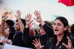 Israelis take part in an anti-war protest, calling for an end to the US-Israel conflict with Iran, in Tel Aviv, on Apr 4.