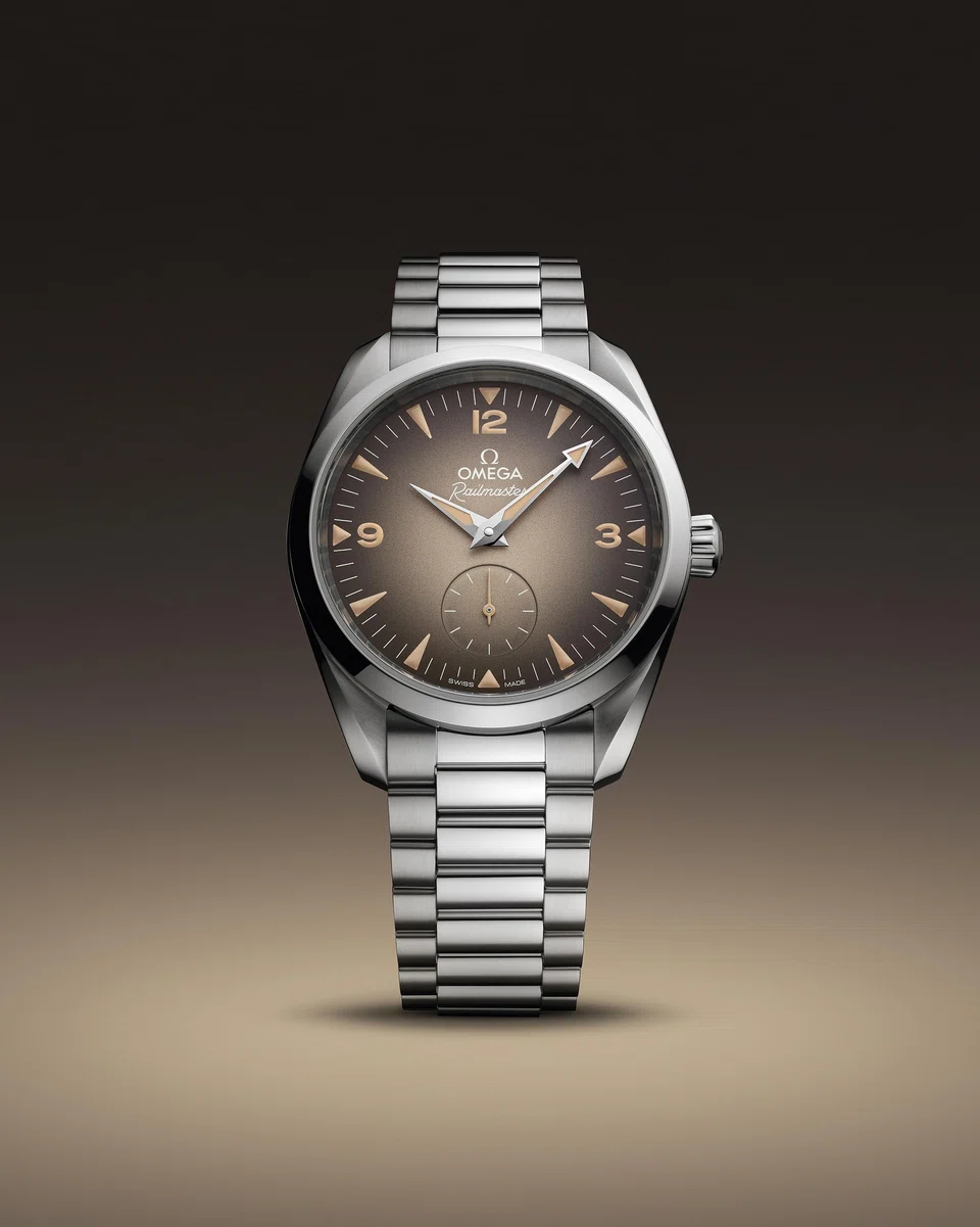 The latest Railmaster models sport a 38 mm symmetrical case in stainless steel.