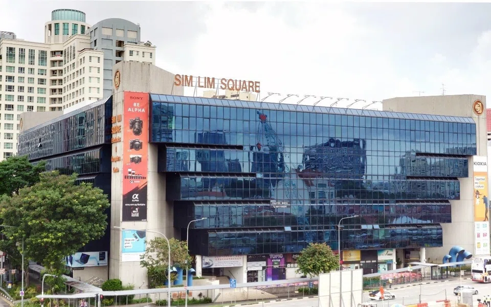 The 6-storey Sim Lim Square, which has 492 units, was completed in 1987. 