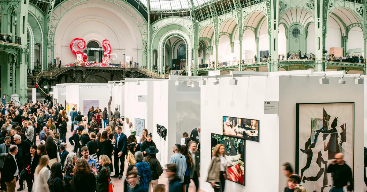 Art Basel Paris’ Avant-Premiere preview attracted major collectors despite an escalation of protests, riots and looting