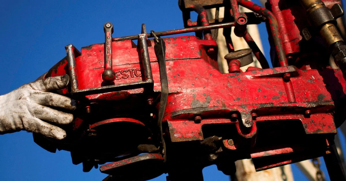 Oil settles lower after Europe agrees to tap diesel reserves