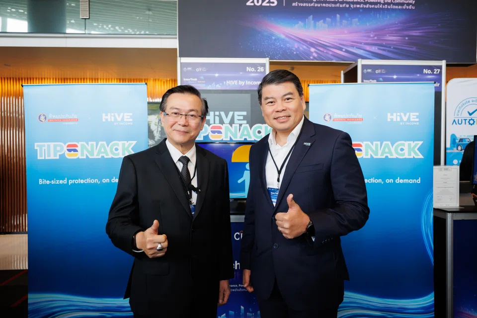 Dhipaya Insurance's managing director Somporn Suebthawilkul (left) with Andrew Yeo, Income Insurance chief executive.  