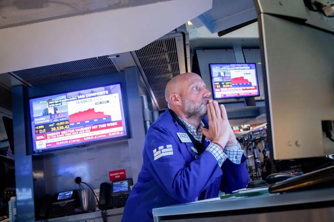 After a rally in US government debt that sent the two-year yield to touch the lowest since 2022, traders are positioning for more gains and pricing in a greater chance the Federal Reserve moves most aggressively to cut interest rates to keep the economy from stalling. 