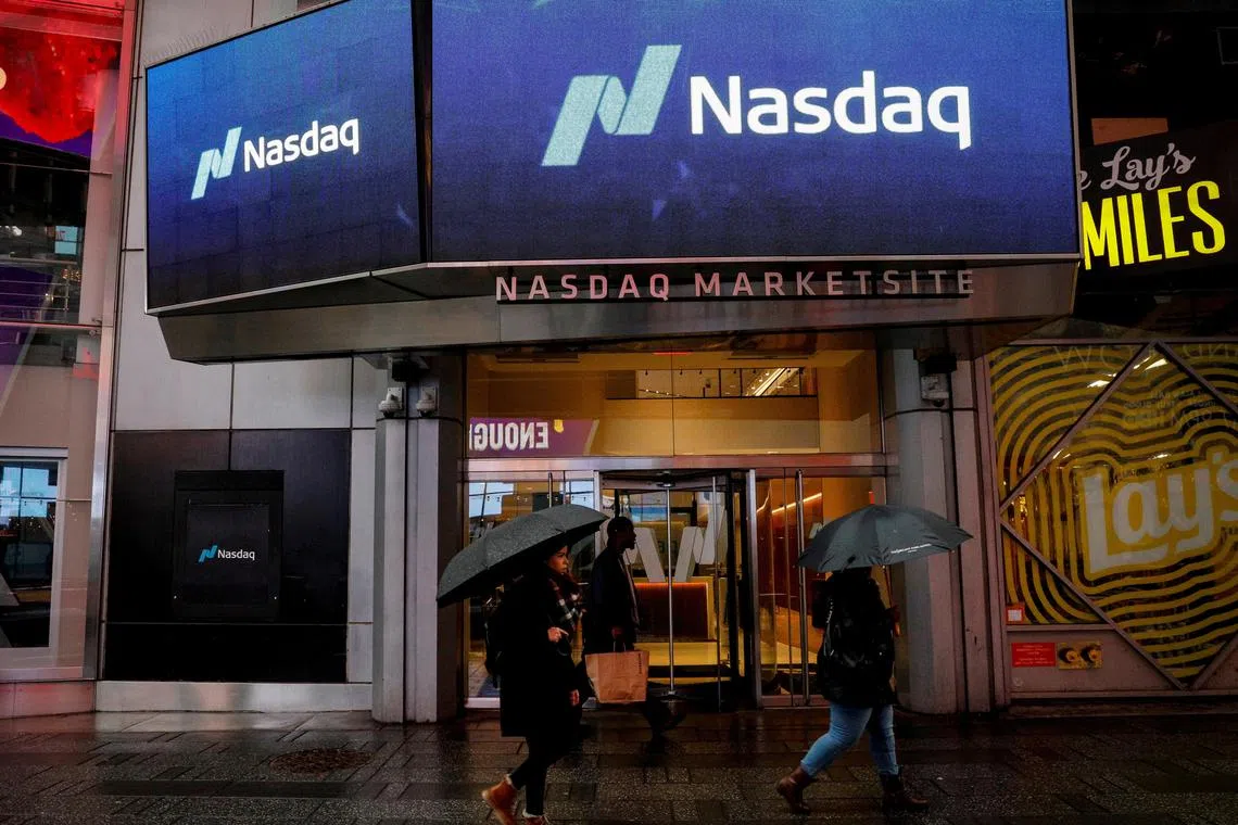 Nasdaq has maintained bullish momentum since its August rebound, and stayed above the uptrend line, despite corrections in mid-November and mid-December. 
