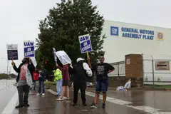 UAW members strike at a General Motors assembly plant that builds the US automaker's full-size sport utility vehicles, in another expansion of the strike in Arlington, Texas, US, Oct 24, 2023. 
