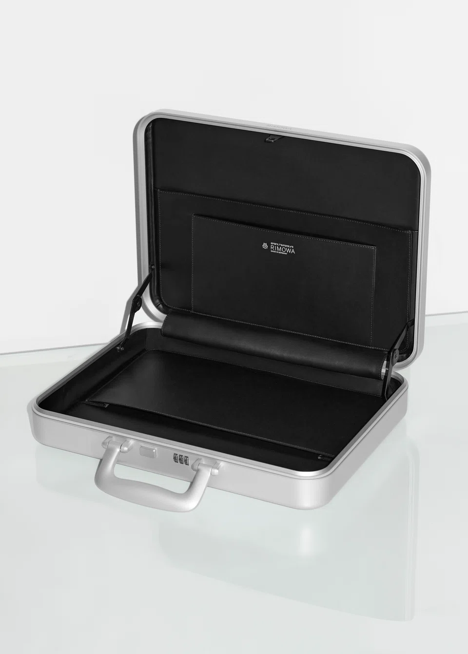 Interior functionality of the Attache Silver 