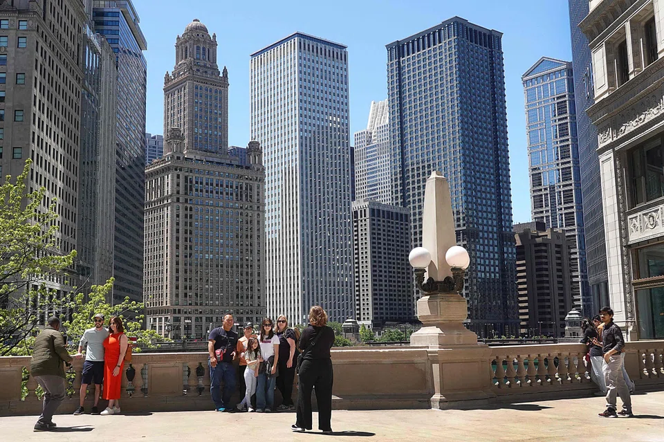 The listing has languished on the Chicago market, where the top end of the luxury market sits considerably lower than in cities such as New York and Miami. 