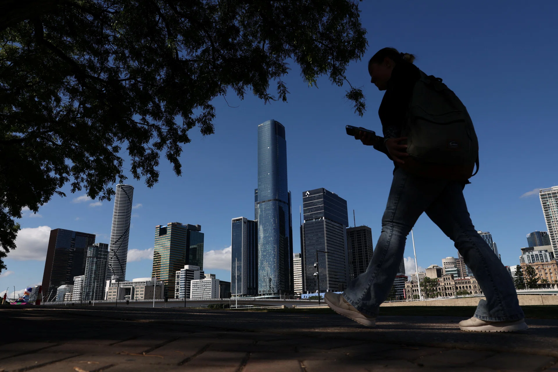 Australia economy picks up speed in Q4, stretches supply