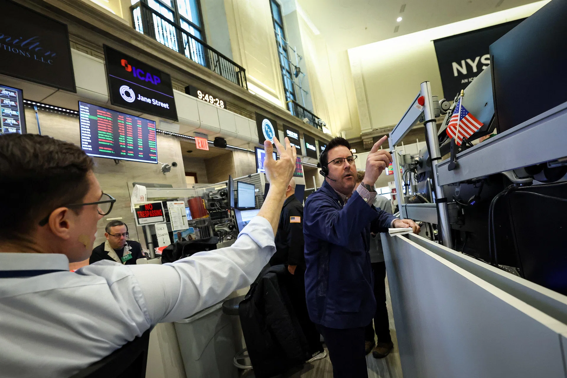 US stocks: Wall Street indexes end lower, led by drop in tech and bank shares