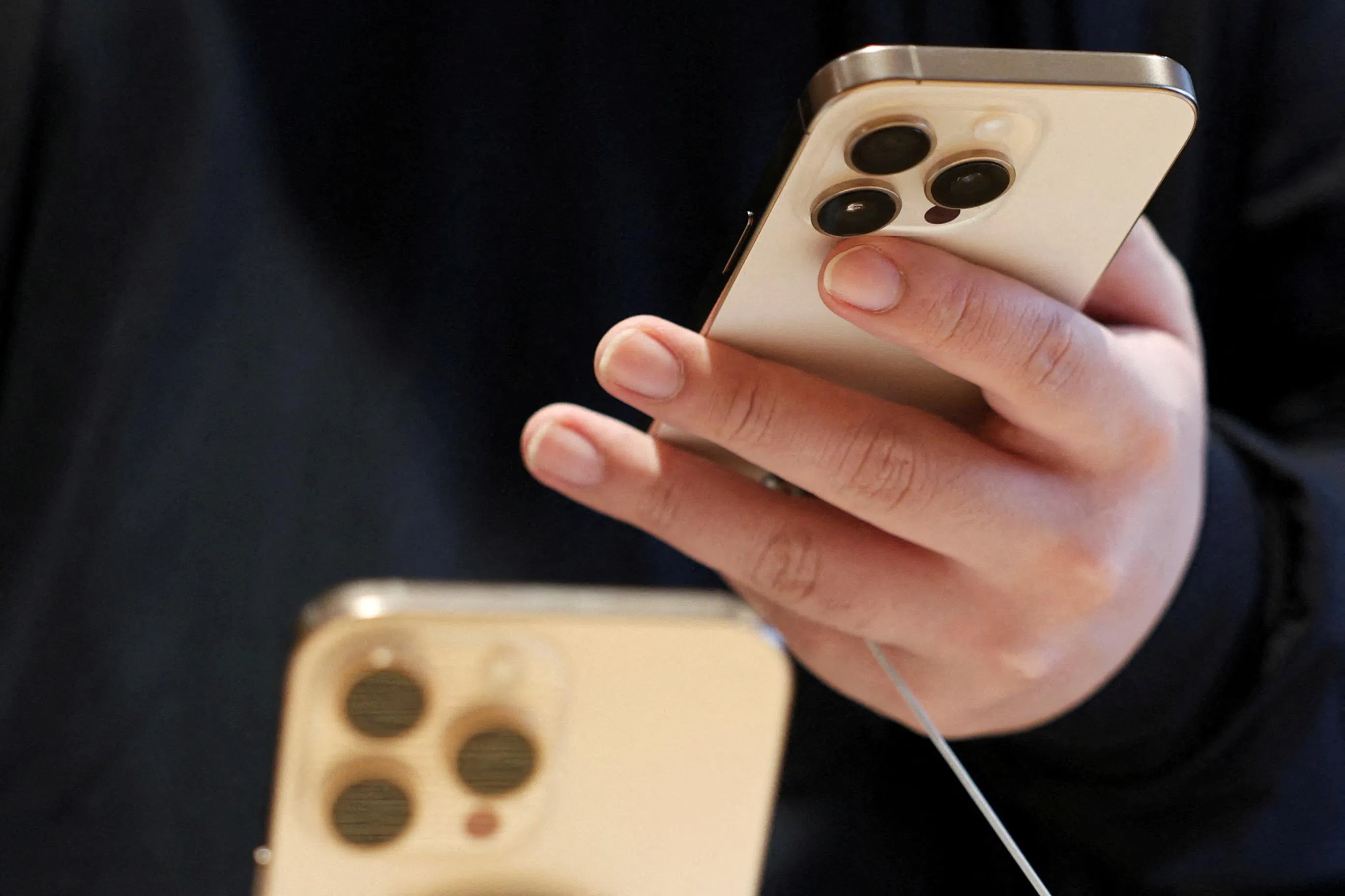 ‘Little, little screws’ one of many hurdles to US-made iPhones - The ...