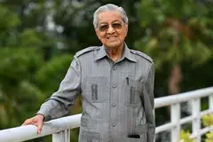 Former Malaysian PM Mahathir says his country aims to remain friendly towards both Washington and Beijing.