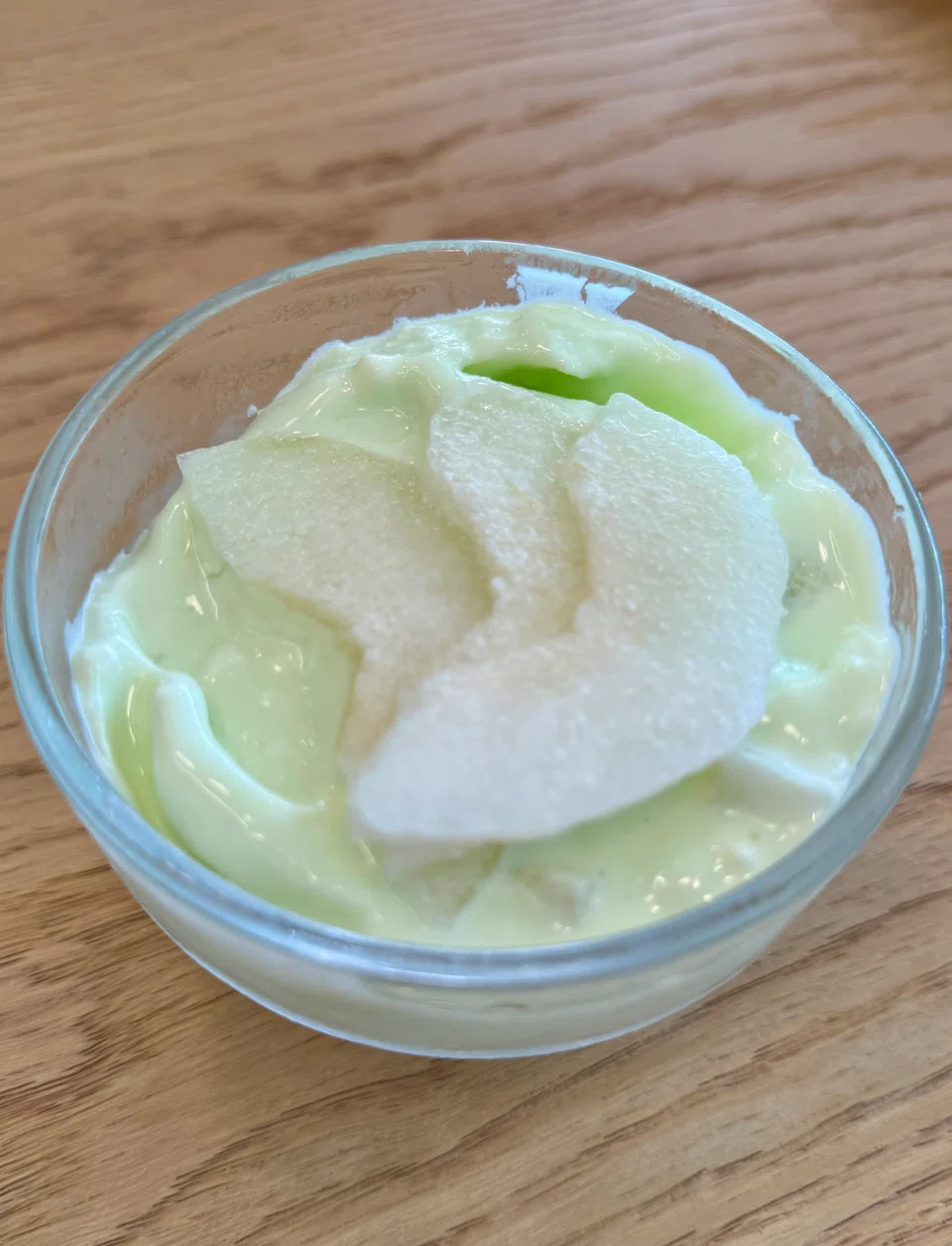 Seoul & So餐厅活泼明亮的室内装潢。