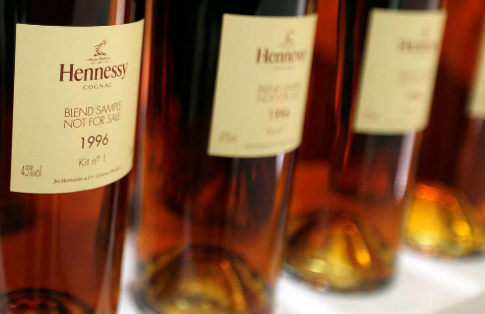 Plans to ship cognac in containers and bottle it in China rather than France were discussed by industry body Maisons de Cognac.
