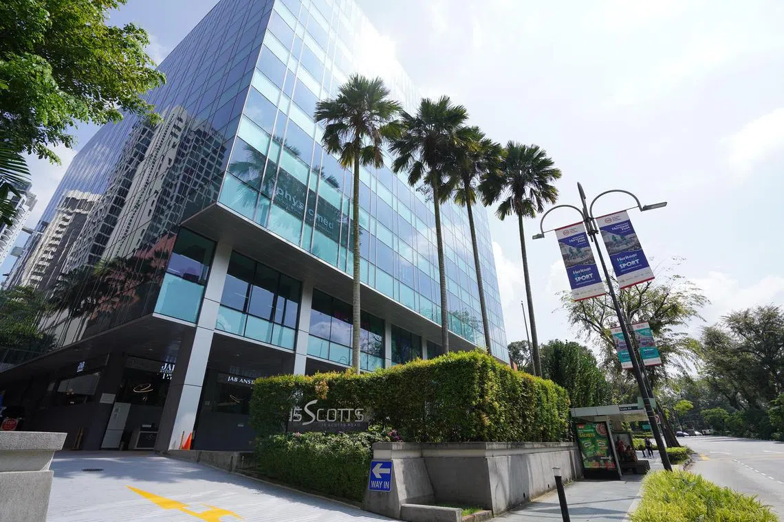15 Scotts, in District 9, is flanked by Scotts Walk and The American Club. It is also near hotels including Royal Plaza on Scotts and Goodwood Park Hotel.