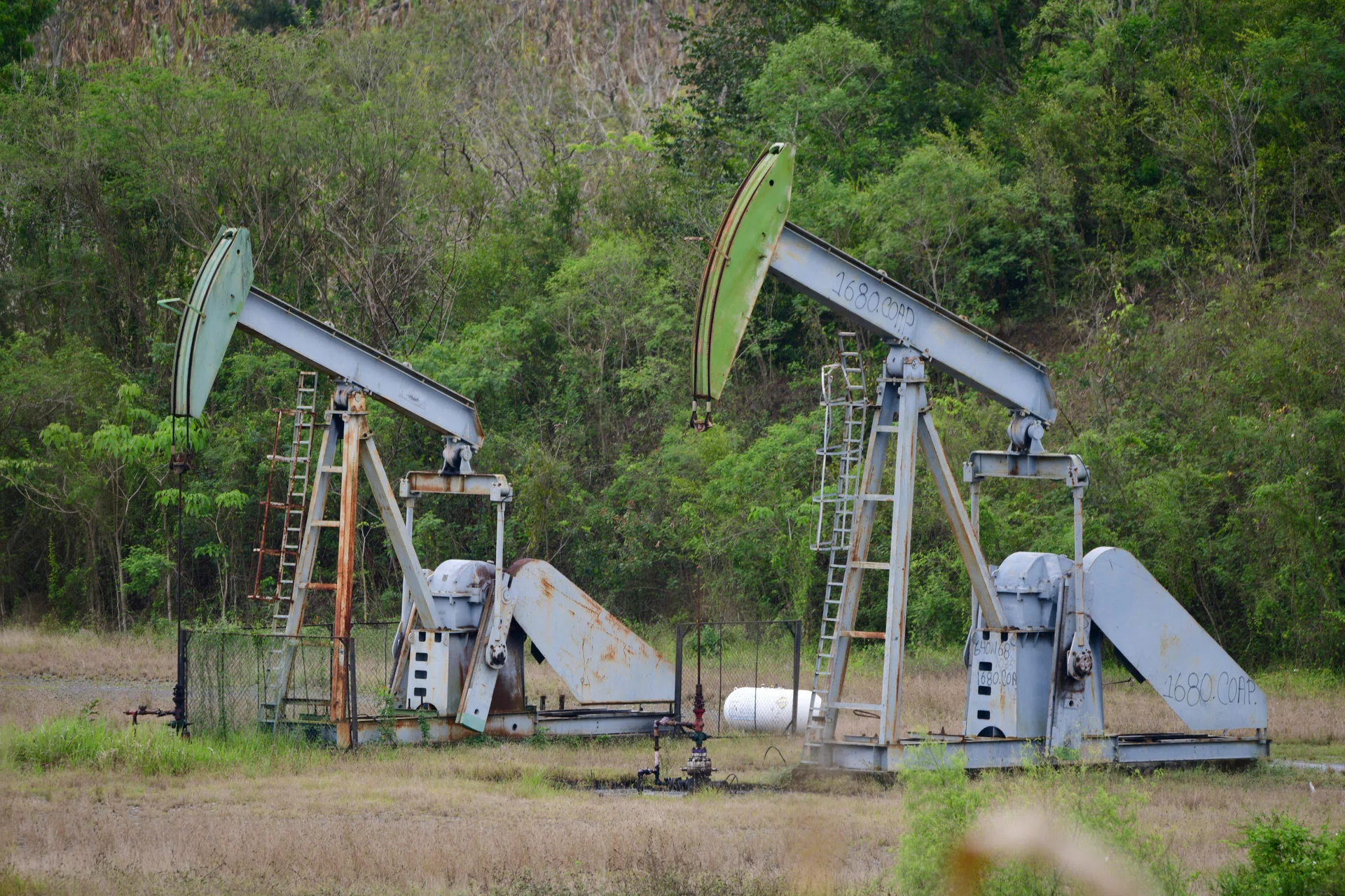 Oil prices jump 4% on US blockade of Iran after talks break down