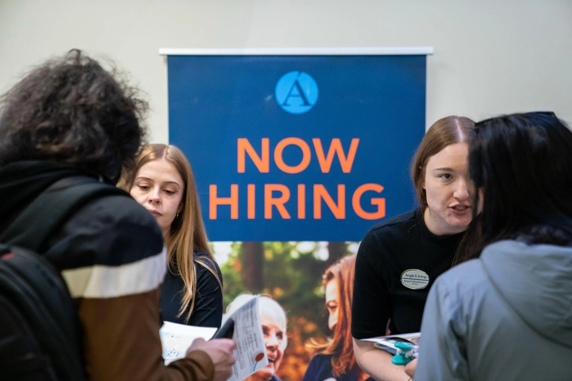 US weekly jobless claims fall more than expected amid labour market stability