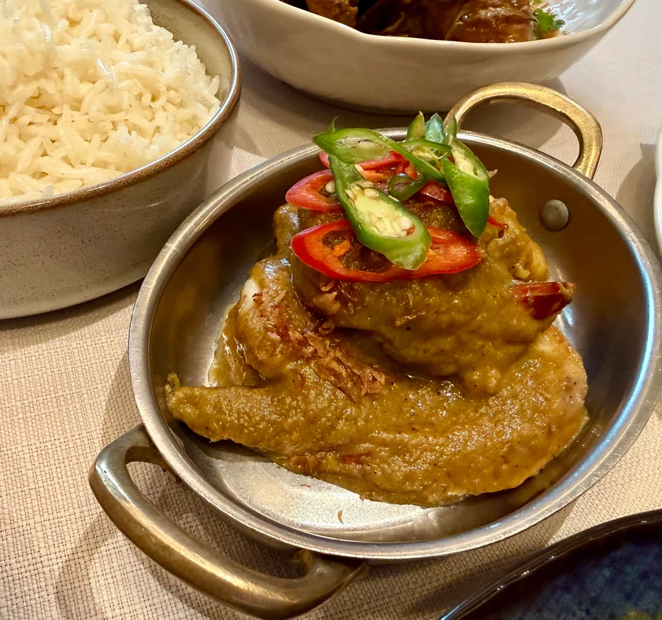 Prawns simmered in coconut milk in cowdang.