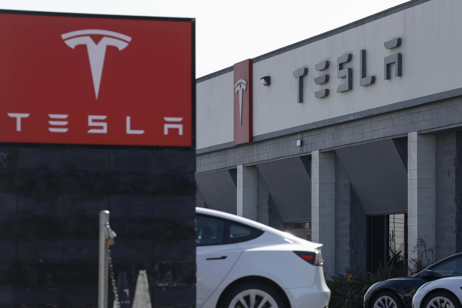 Tesla commits to cheaper cars in first half, but results miss targets ...