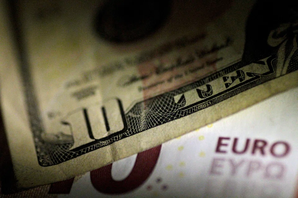 The euro hit a new 1½-month low at US$1.1607, and was last down 0.38 per cent at US$1.1613.