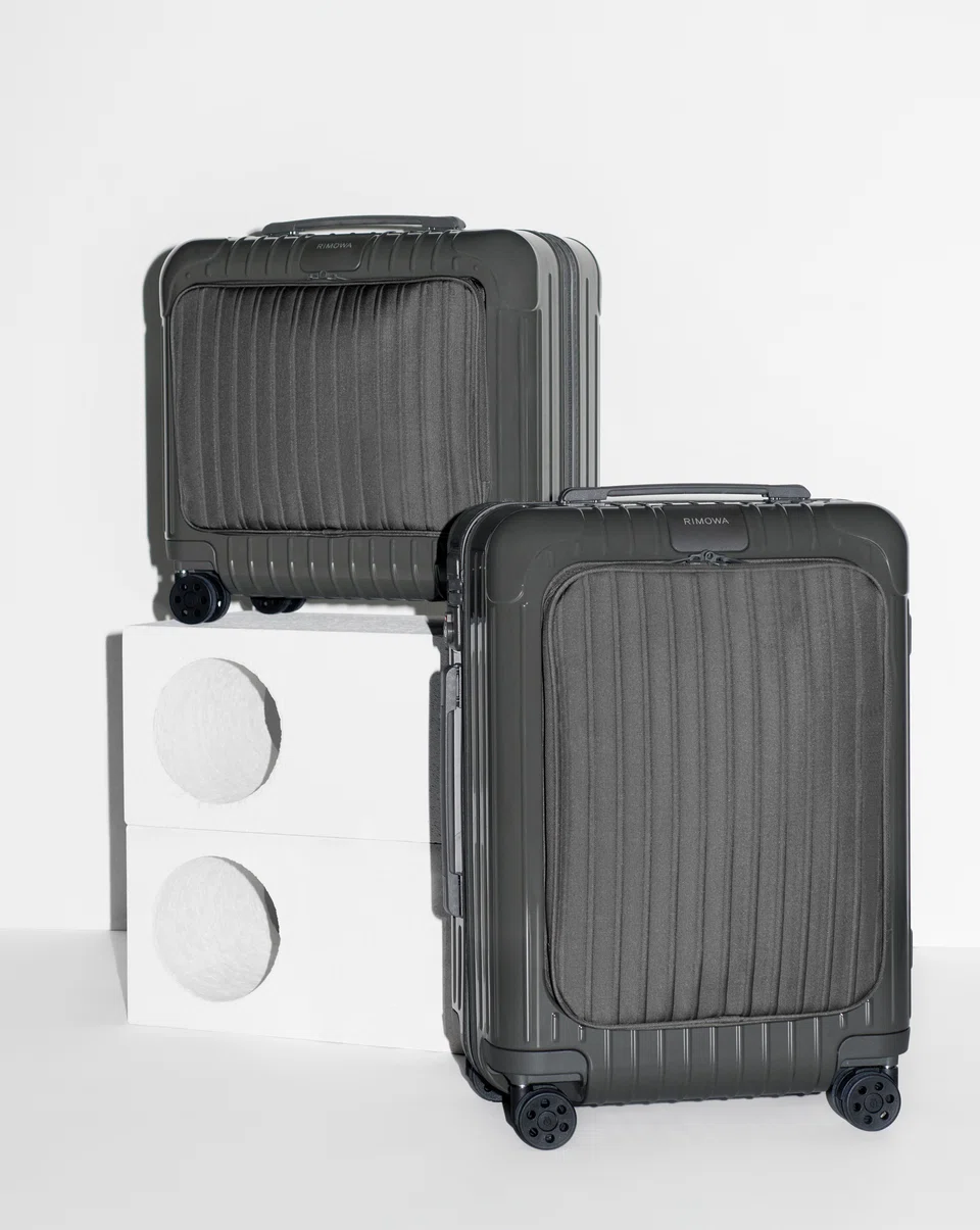 Essential Sleeve Compact in slate.