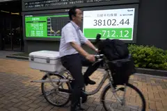 Asian investors struggled for direction in early trade on Wednesday, with many markets fluctuating.