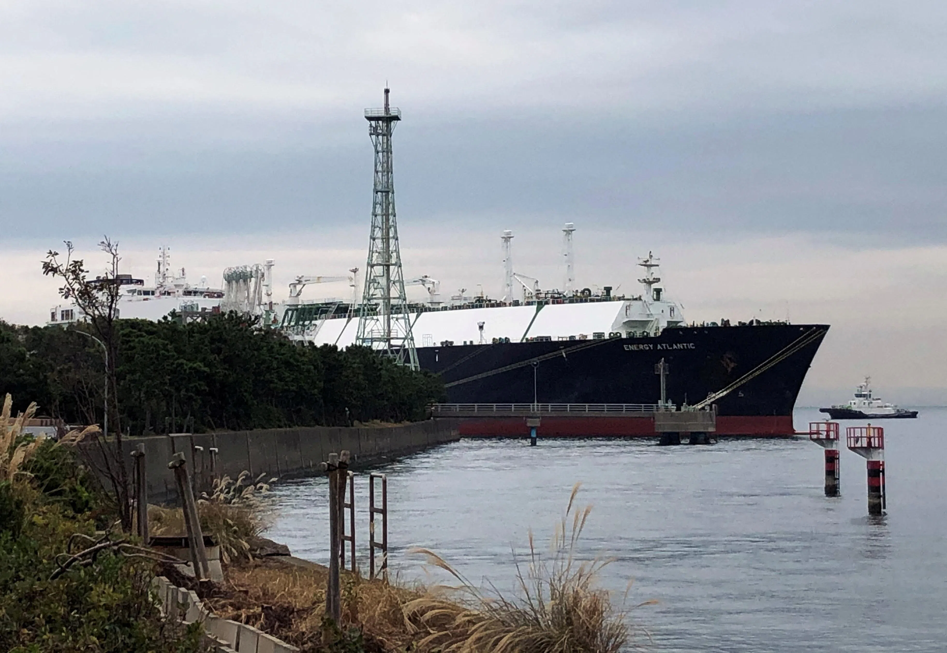 The LNG market weakened further this week as weak demand and abundant tonnage drove rates lower across all key routes. 