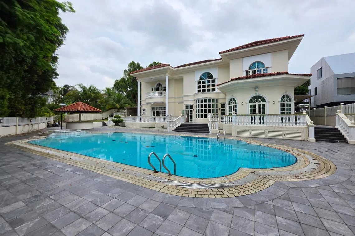 The bidding process lasted for over half an hour, and was then taken into private treaty behind closed doors with two interested parties. 